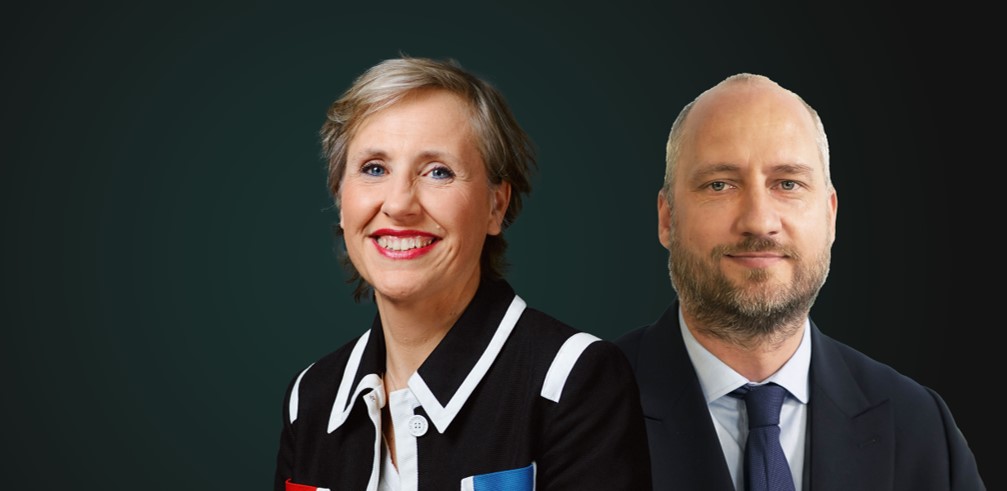 Deux personnes souriantes avec une femme à gauche et un homme à droite