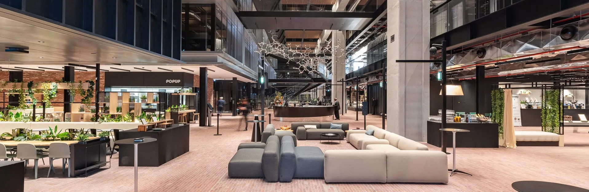 Une femme souriante habillée en tailleur blanc