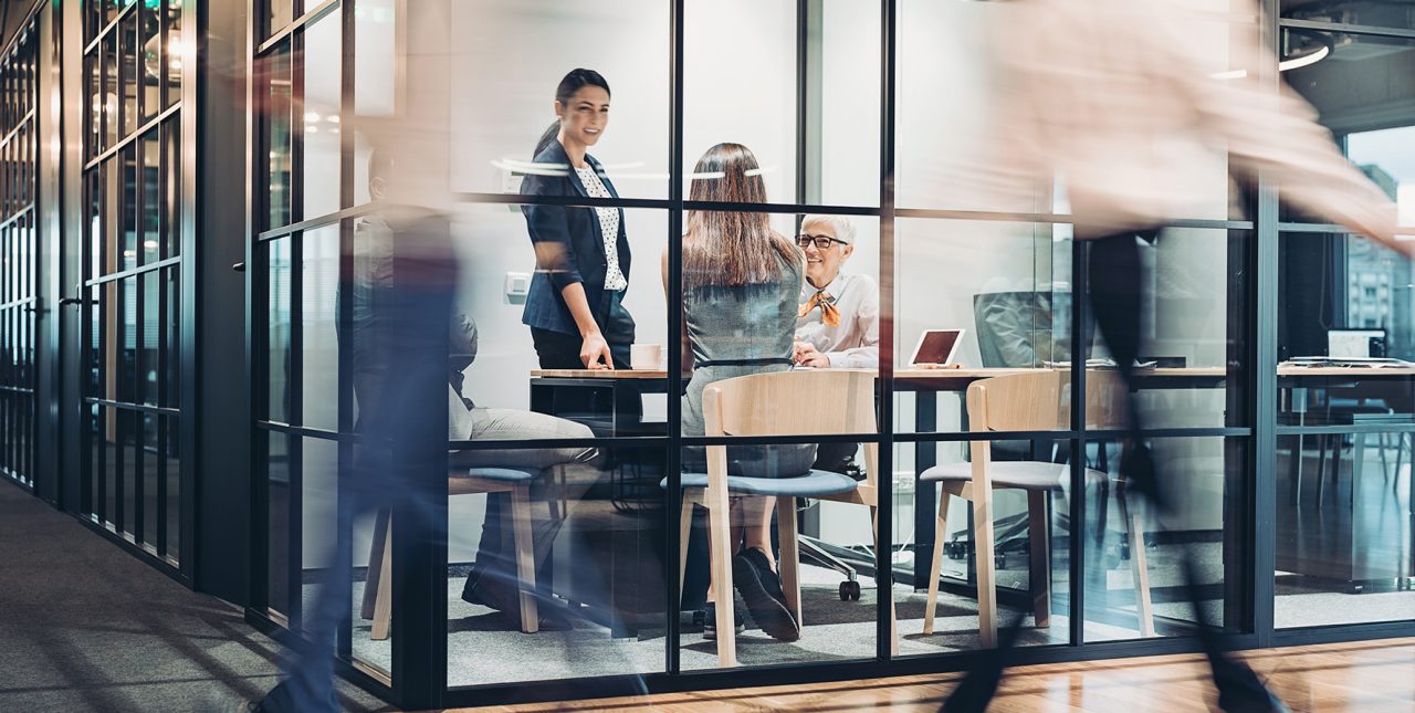 Une salle de réunion dans un batiment